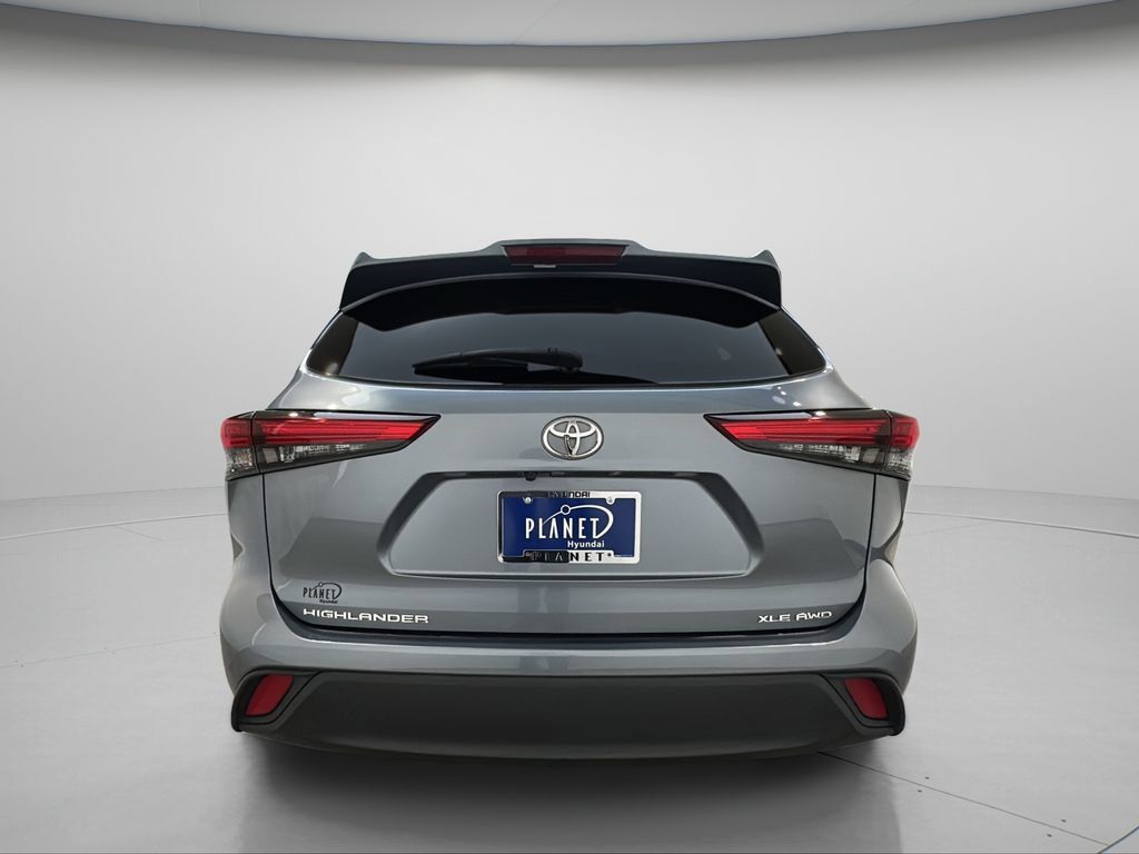 Used 2022 Toyota Highlander XLE AWD/4WD image 6