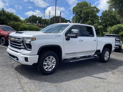 Used 2024 Chevrolet Silverado 2500 High Country AWD/4WD image 3