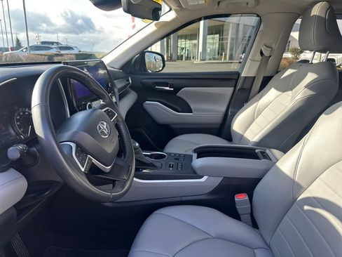 Used 2023 Toyota Highlander XLE image 15