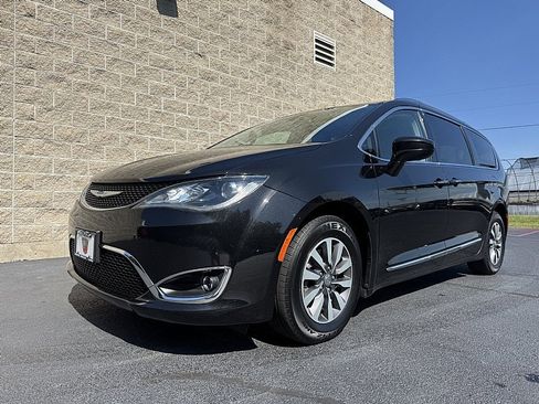 Used 2020 Chrysler Pacifica Touring-L Plus image 6