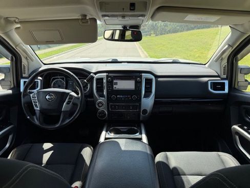 Used 2017 Nissan Titan SV image 17