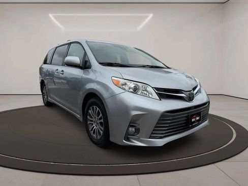 Used 2020 Toyota Sienna XLE w/ XLE Navigation Package FWD image 2