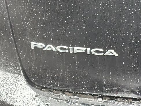 Used 2024 Chrysler Pacifica Limited FWD image 13
