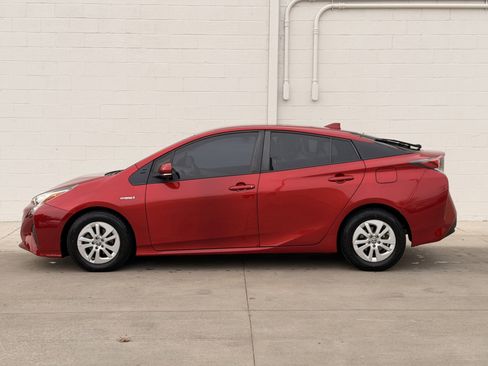 Used 2017 Toyota Prius Two image 4