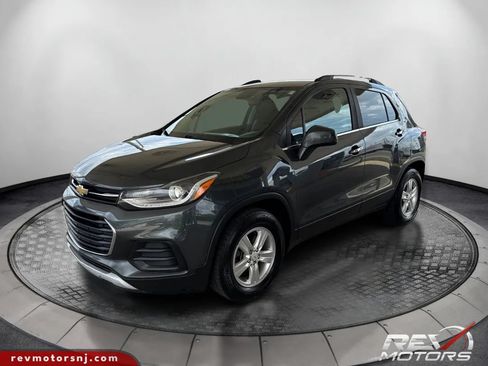 Used 2017 Chevrolet Trax LT w/ LT Convenience Package FWD image 1