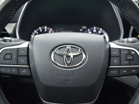 Used 2023 Toyota Highlander XLE image 12