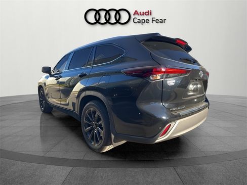 Used 2025 Toyota Highlander Platinum image 4