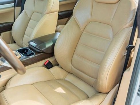 Used 2016 Porsche Cayenne Turbo AWD/4WD image 19