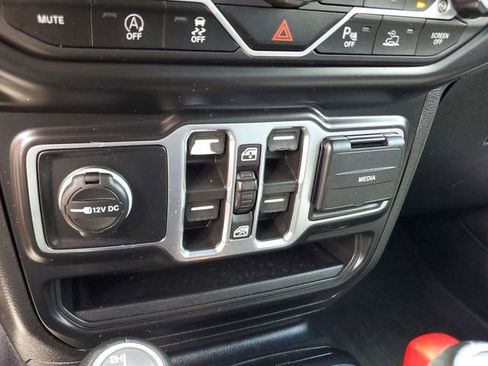 Used 2022 Jeep Wrangler Unlimited Sahara AWD/4WD image 22