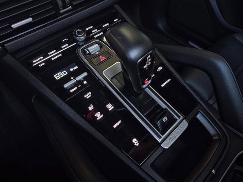 Used 2022 Porsche Cayenne Platinum Edition image 20