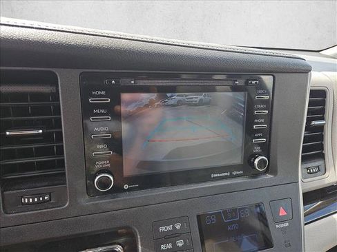 Used 2018 Toyota Sienna XLE FWD image 19