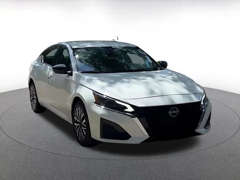 Used 2025 Nissan Altima 2.5 SV FWD image 3
