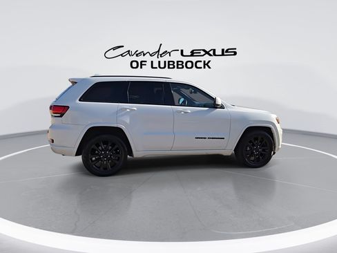 Used 2017 Jeep Grand Cherokee Altitude RWD image 9