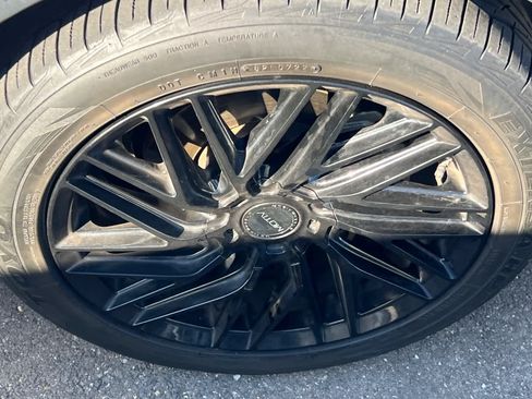 Used 2019 Toyota C-HR LE FWD image 15