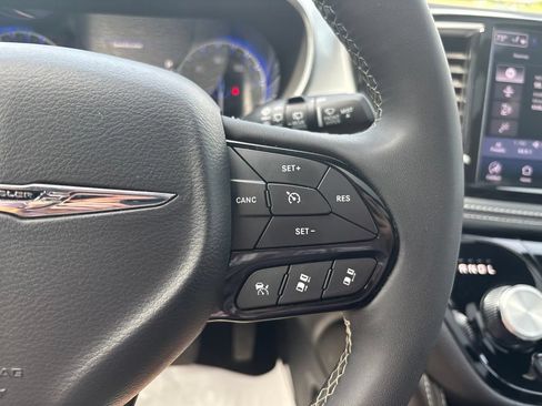 Used 2025 Chrysler Pacifica Limited FWD image 37