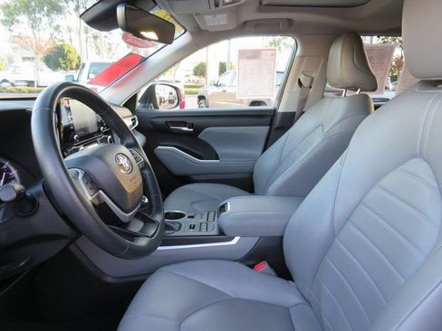 Used 2022 Toyota Highlander XLE image 16