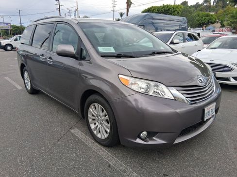 Used 2017 Toyota Sienna XLE FWD image 1