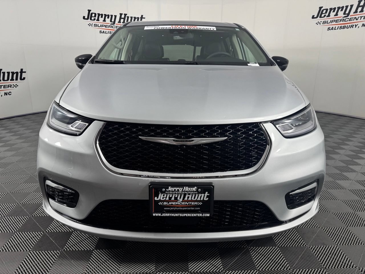 Used 2024 Chrysler Pacifica Limited FWD image 4