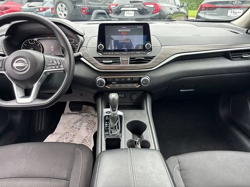 Used 2025 Nissan Altima 2.5 SV FWD image 10