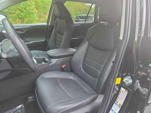 Used 2022 Toyota RAV4 XLE Premium image 13