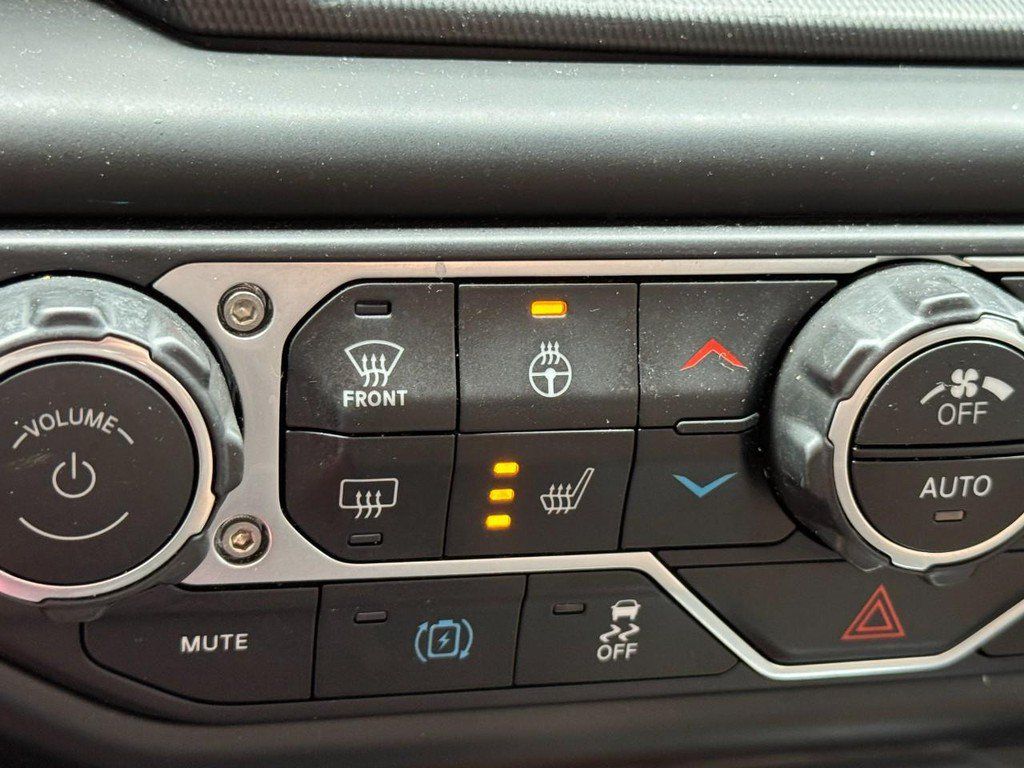 Used 2023 Jeep Wrangler Unlimited Sahara w/ Cold Weather Group AWD/4WD image 23