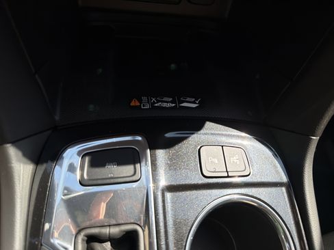 Used 2023 Chevrolet Equinox Premier AWD/4WD image 24