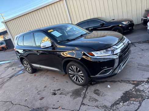 Used 2020 Mitsubishi Outlander SE image 2