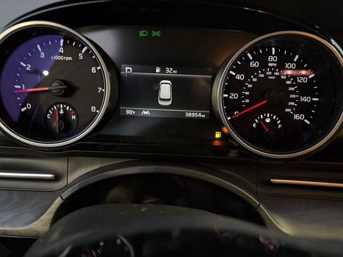 Used 2024 Kia Carnival EX FWD image 4