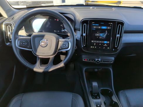 Used 2025 Volvo XC40 B5 Core image 19