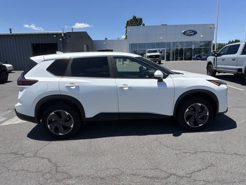 Used 2024 Nissan Rogue SV AWD/4WD image 2