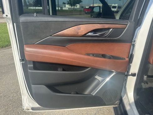 Used 2019 Cadillac Escalade ESV Luxury image 13