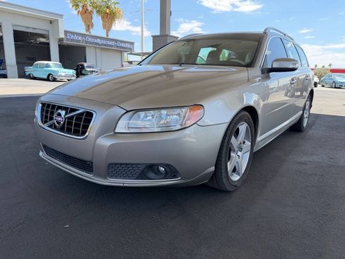 Used 2010 Volvo V70 FWD image 3