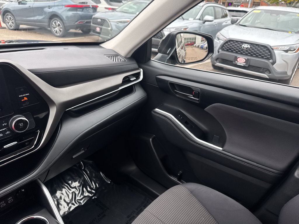 Used 2023 Toyota Highlander LE FWD image 32