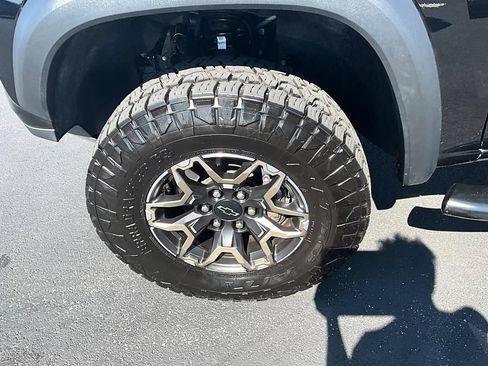 Used 2025 Chevrolet Colorado ZR2 w/ Technology Package AWD/4WD image 11