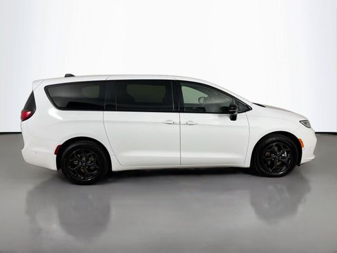 Used 2024 Chrysler Pacifica Limited FWD image 17