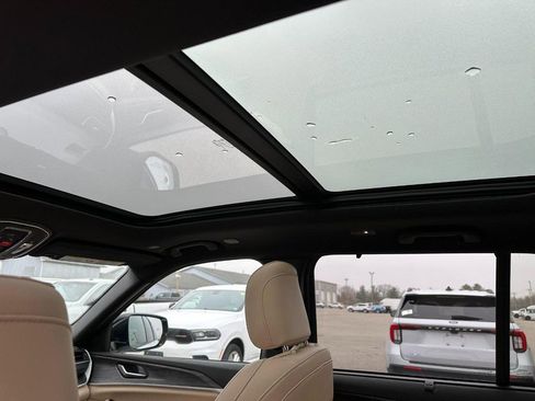 Used 2025 Jeep Grand Cherokee Limited w/ Luxury Tech Group II image 11