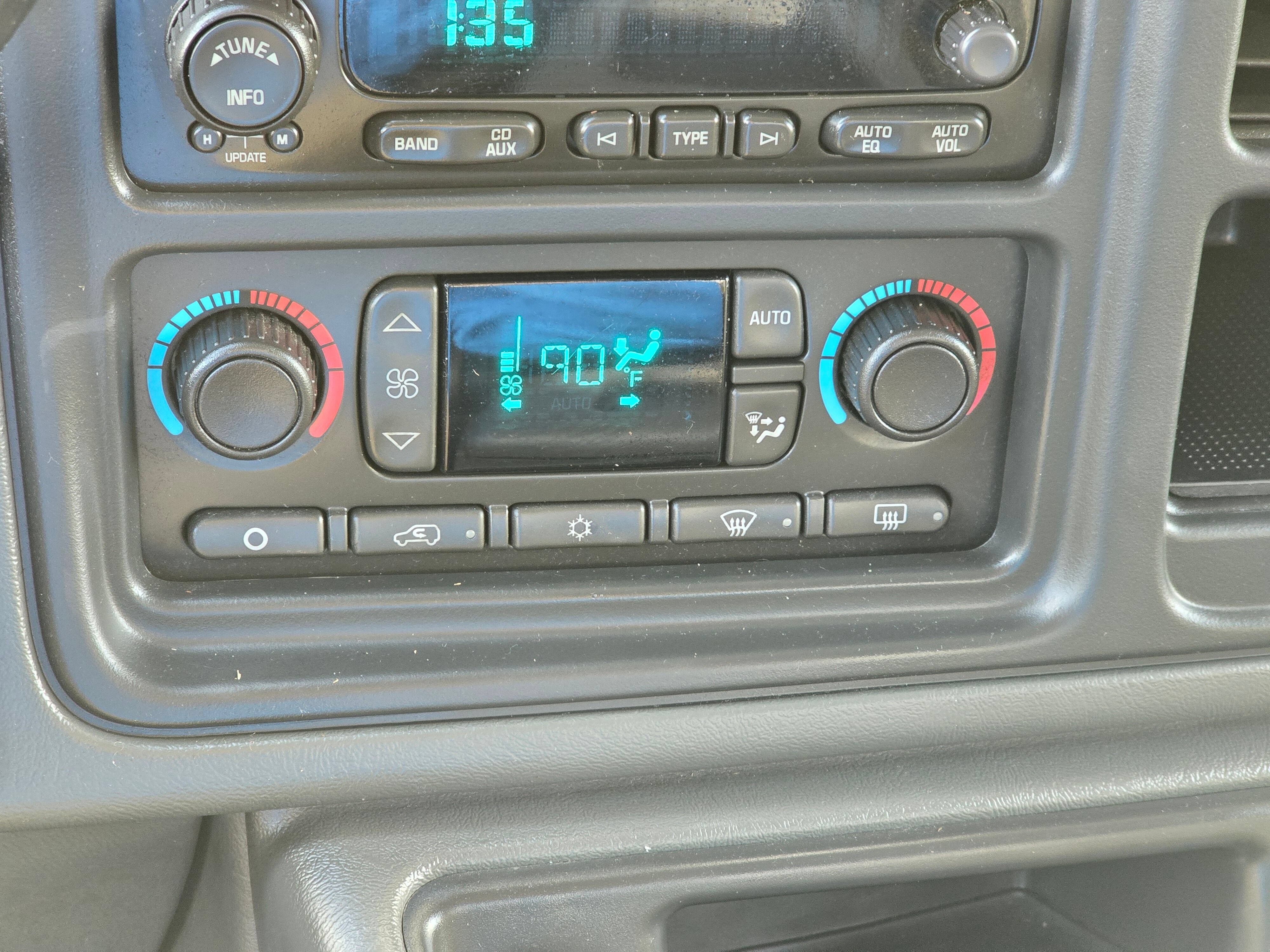 Used 2005 Chevrolet Silverado 2500 LT w/ Heavy-Duty Power Package AWD/4WD image 30