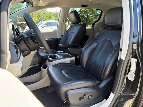 Used 2023 Chrysler Pacifica Touring-L FWD image 17