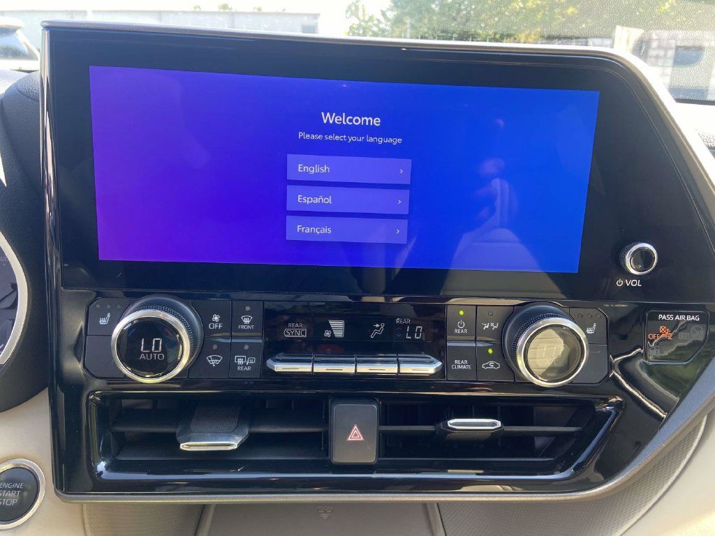 Used 2024 Toyota Highlander XLE FWD image 22