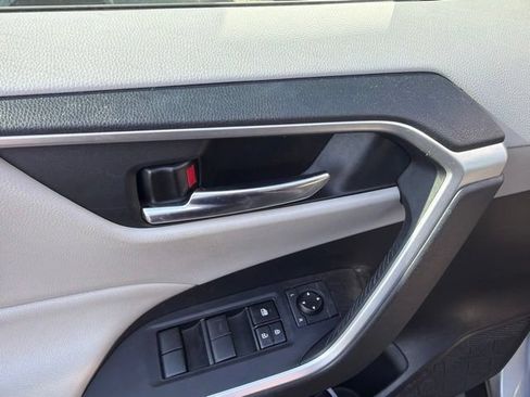 Used 2020 Toyota RAV4 XLE w/ Convenience Package FWD image 6