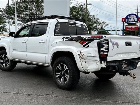 Used 2018 Toyota Tacoma TRD Sport AWD/4WD image 4