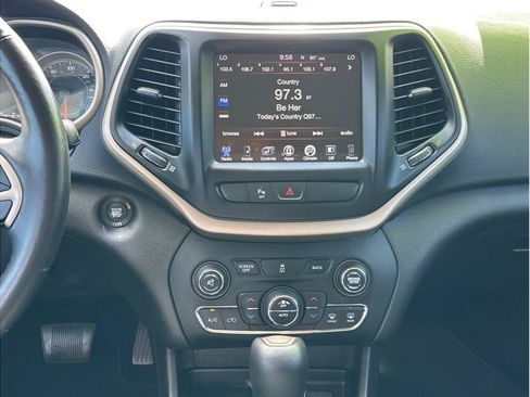 Used 2018 Jeep Cherokee Limited FWD image 17