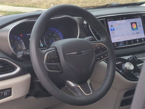 Used 2024 Chrysler Pacifica Touring-L image 31