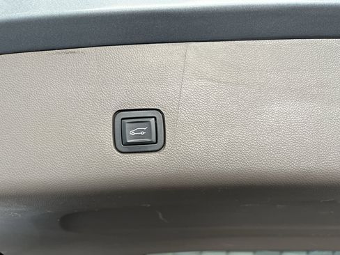 Used 2019 Chevrolet Traverse Premier w/ Driver Confidence II Package FWD image 9