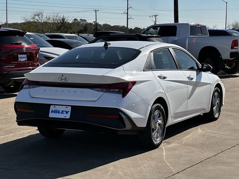 New 2026 Hyundai Elantra SE image 4