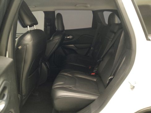 Used 2019 Jeep Cherokee Limited FWD image 18