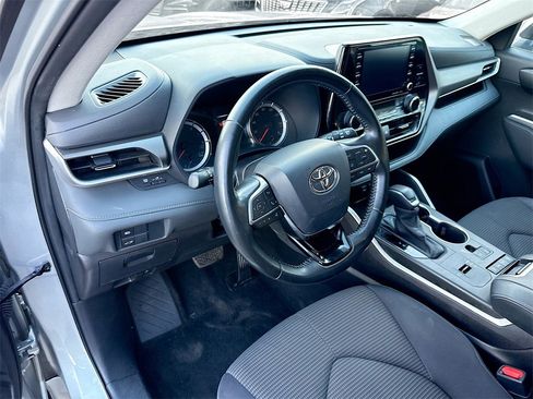 Used 2021 Toyota Highlander LE image 11