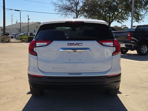 Used 2024 GMC Terrain SLE image 4
