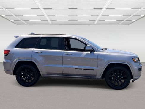 Used 2018 Jeep Grand Cherokee Altitude RWD image 6