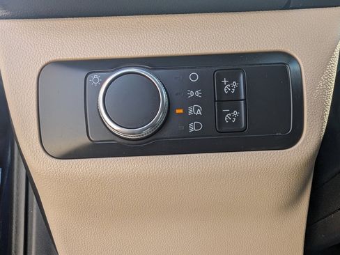 Used 2021 Ford Escape SE image 19